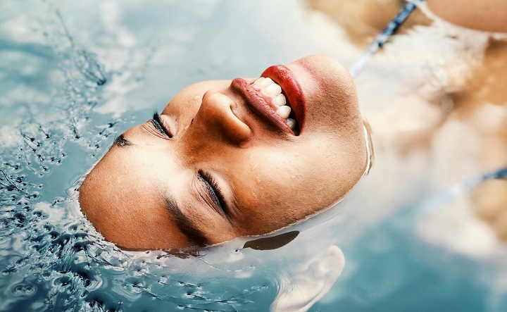 mujer-en-una-piscina